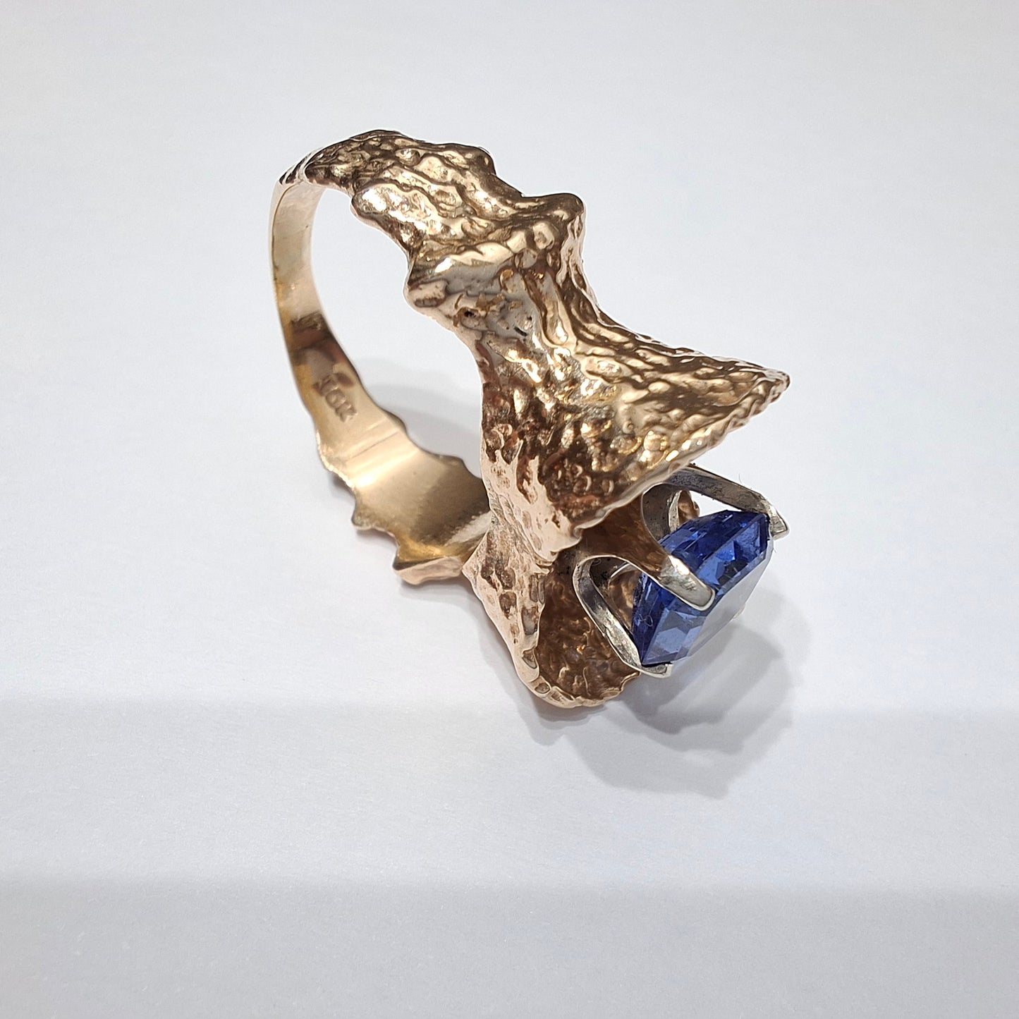 Vintage Solid Gold & Tanzanite Mid 20th Century Modernist Statement Ring