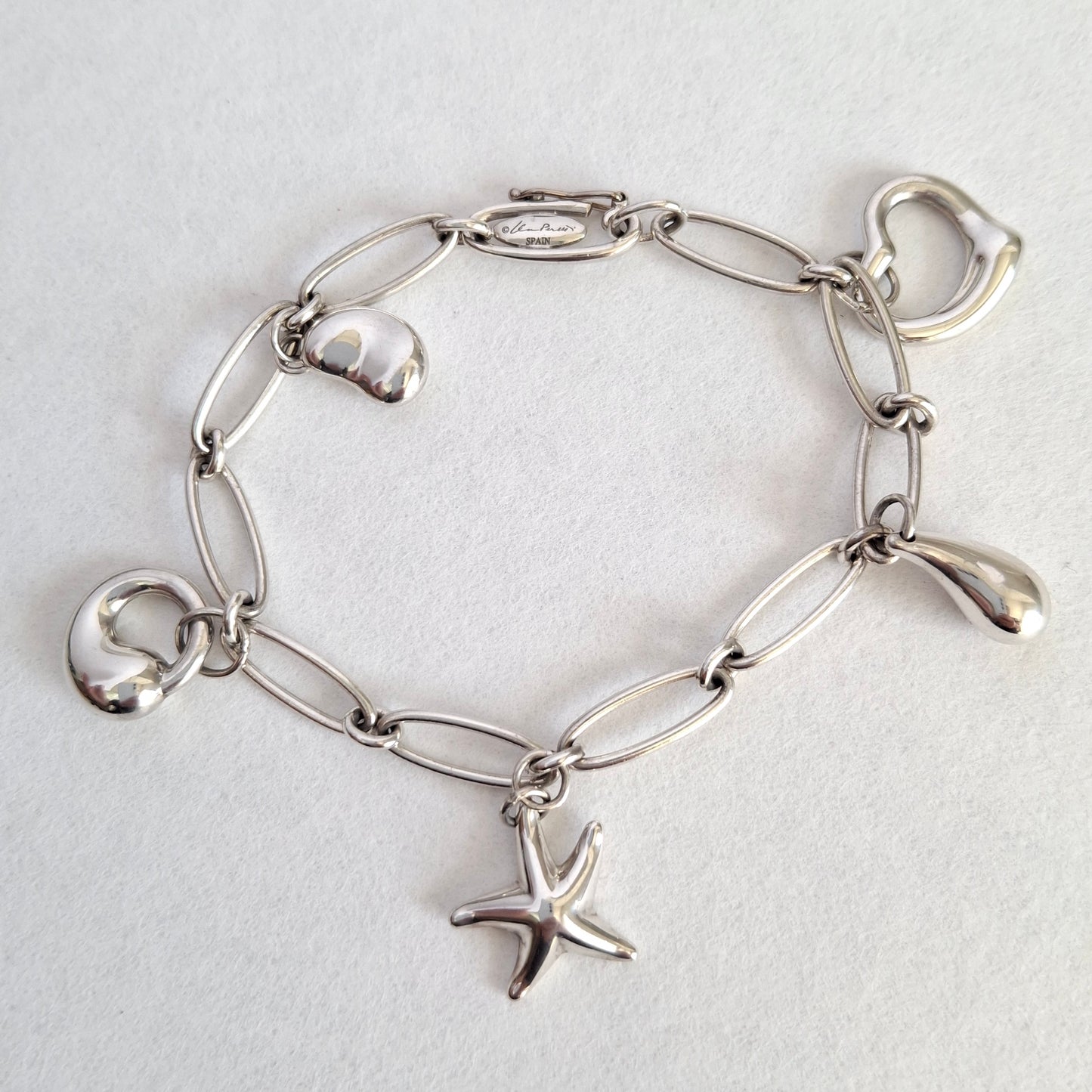 Tiffany & Co Elsa Peretti Design Charmarmband mit fünf Anhängern aus Sterlingsilber