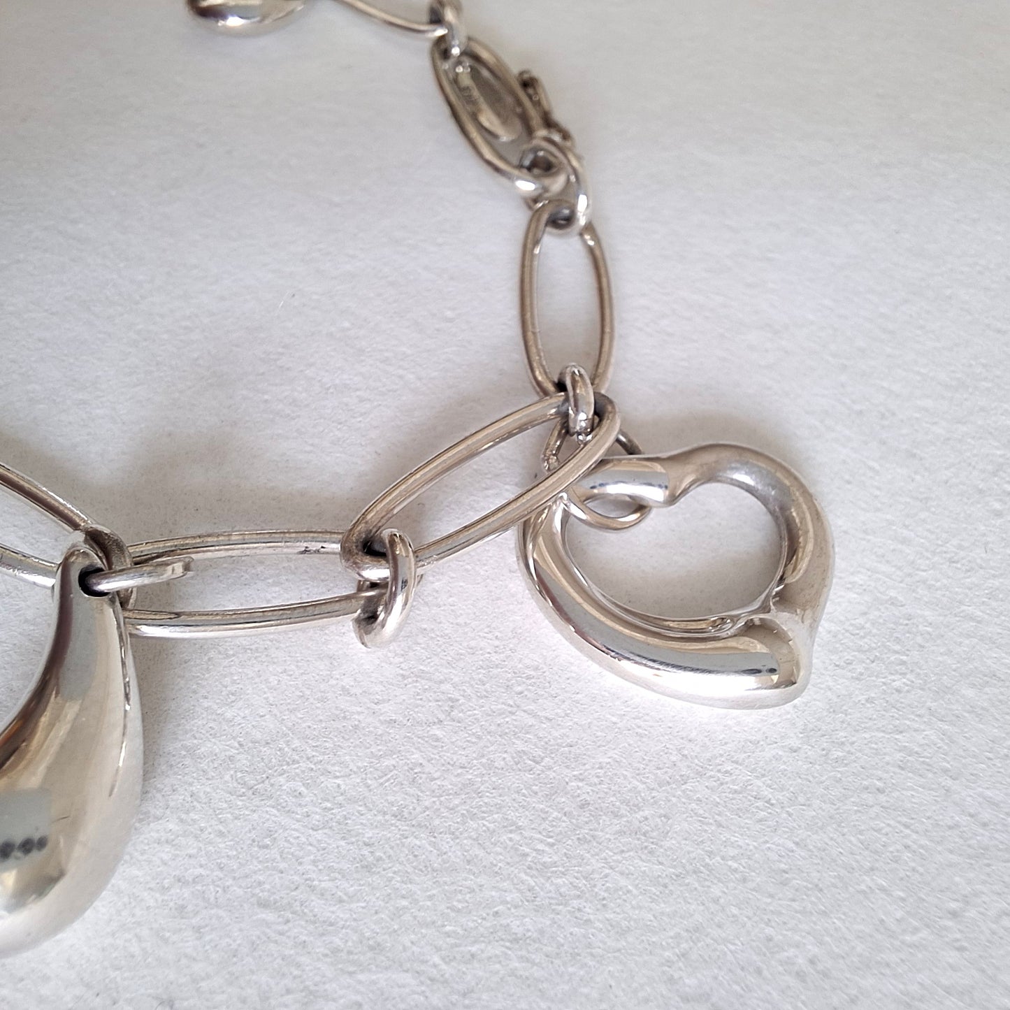 Tiffany & Co Elsa Peretti Design Charmarmband mit fünf Anhängern aus Sterlingsilber