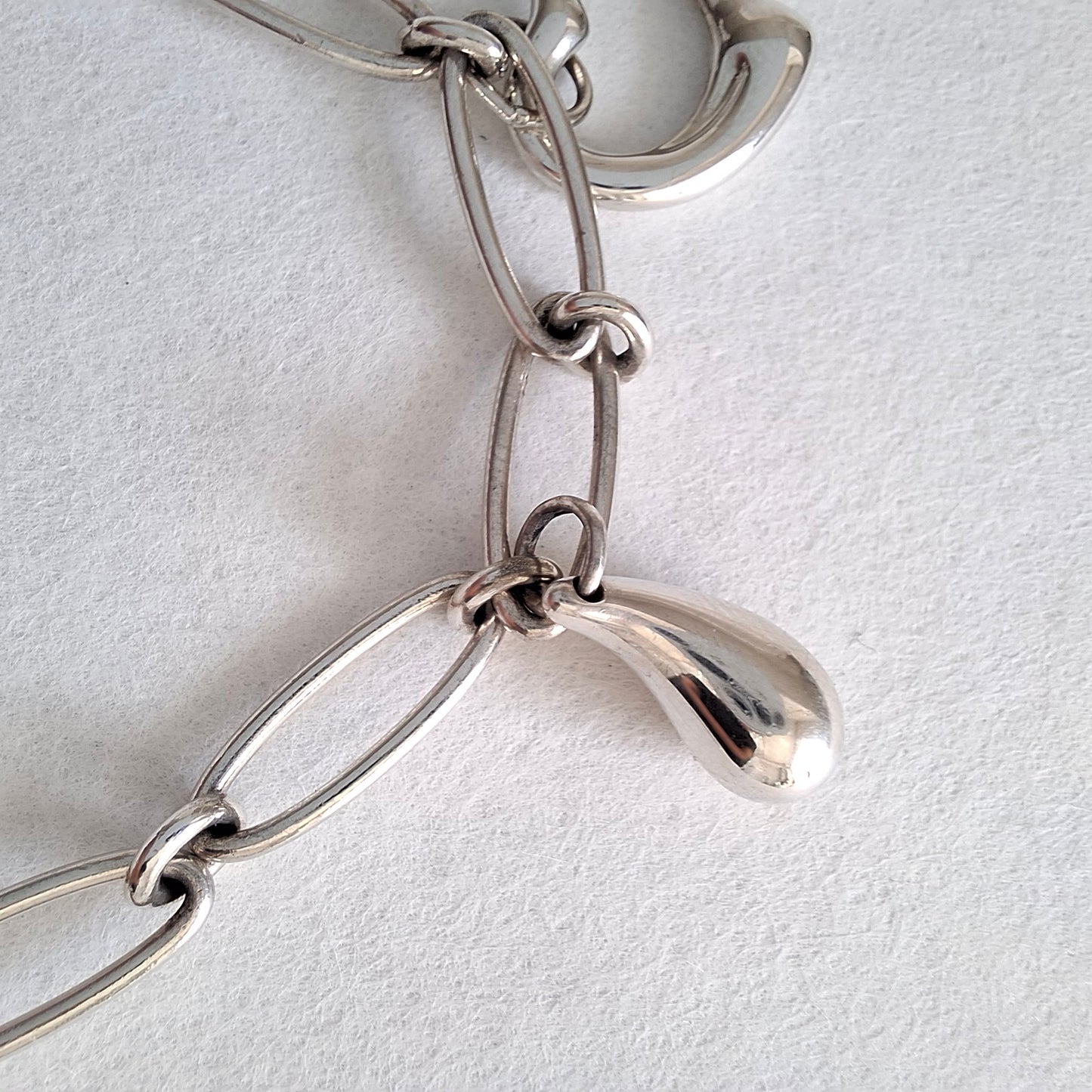 Tiffany & Co Elsa Peretti Design Charmarmband mit fünf Anhängern aus Sterlingsilber