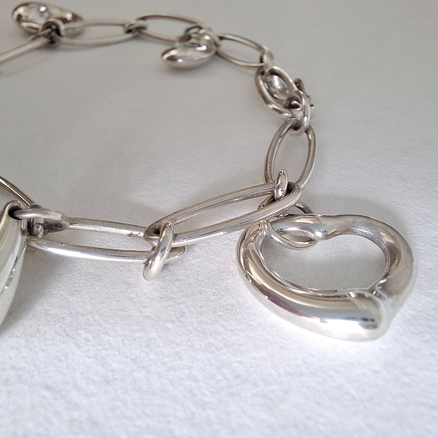 Tiffany & Co Elsa Peretti Design Charmarmband mit fünf Anhängern aus Sterlingsilber