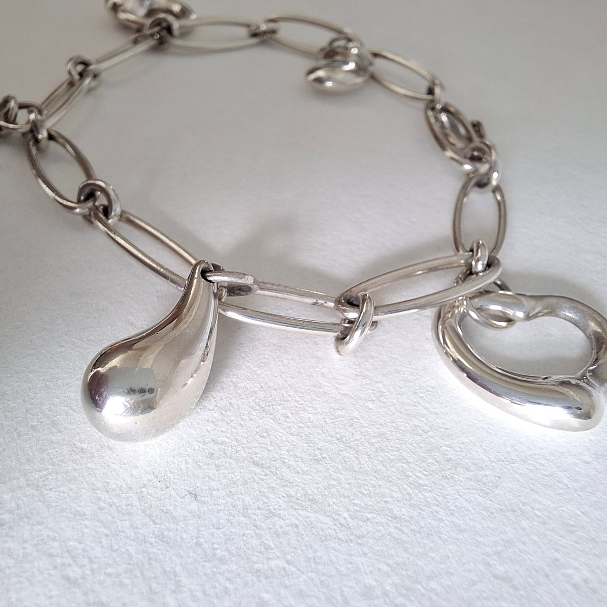 Tiffany & Co Elsa Peretti Design Charmarmband mit fünf Anhängern aus Sterlingsilber
