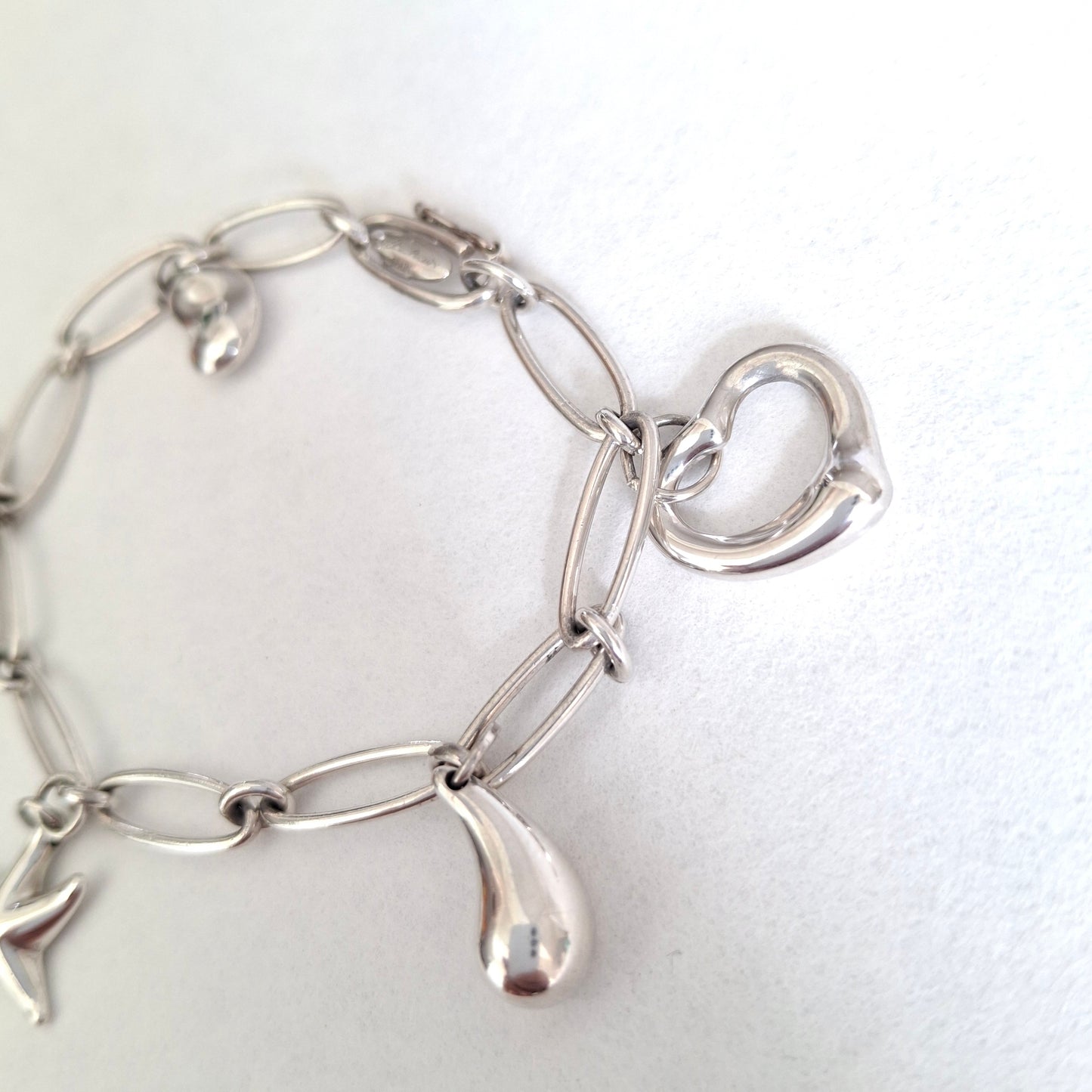 Tiffany & Co Elsa Peretti Design Charmarmband mit fünf Anhängern aus Sterlingsilber