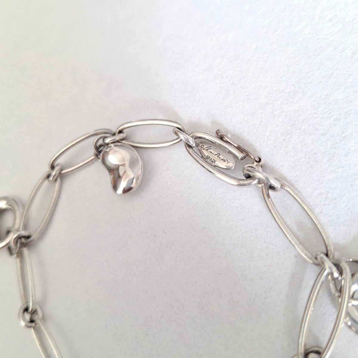 Tiffany & Co Elsa Peretti Design Charmarmband mit fünf Anhängern aus Sterlingsilber