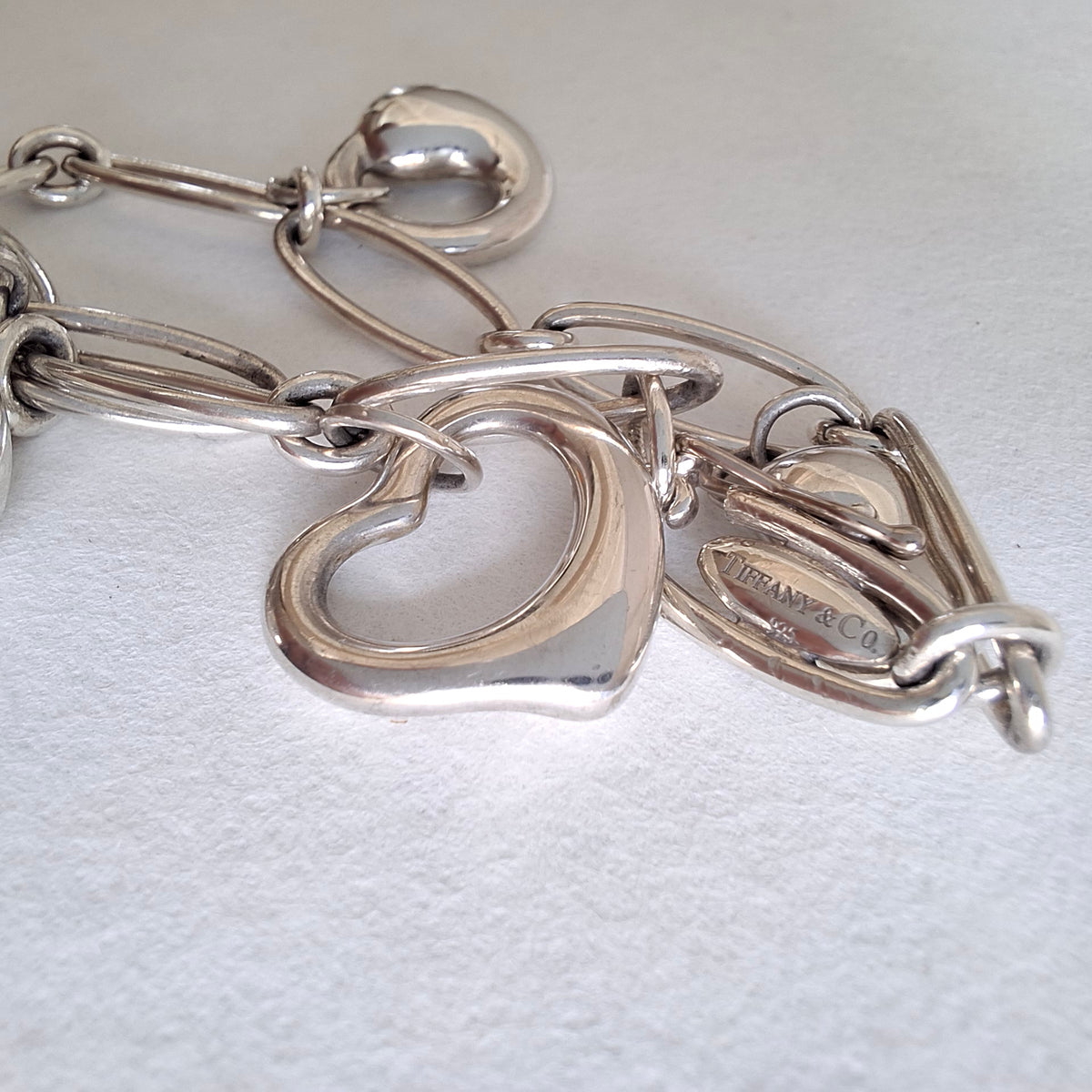 Tiffany & Co Elsa Peretti Design Charmarmband mit fünf Anhängern aus Sterlingsilber