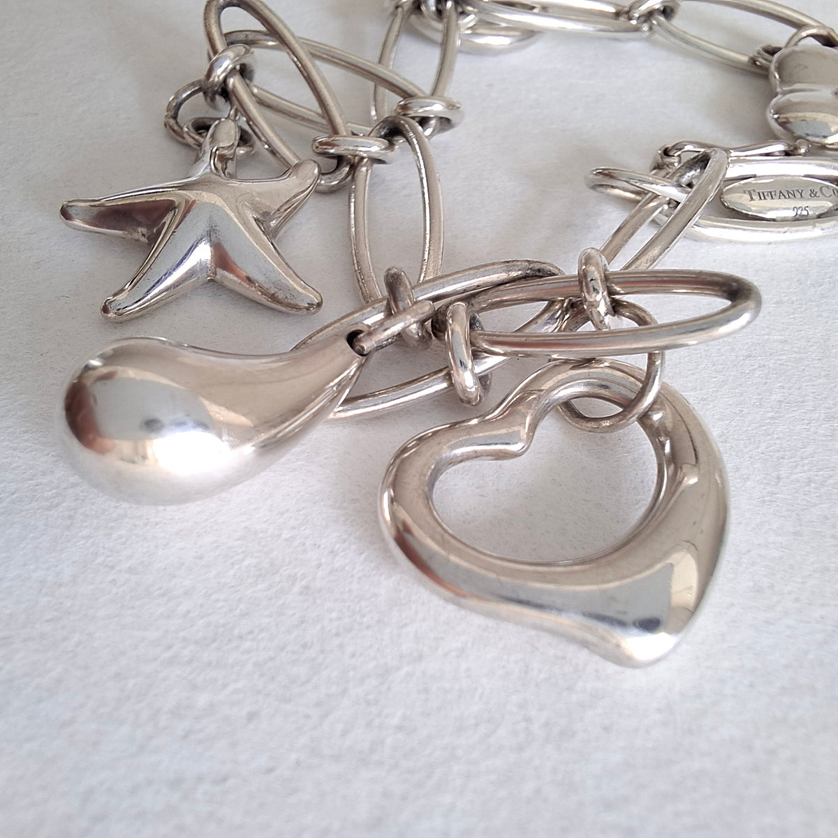 Tiffany & Co Elsa Peretti Design Charmarmband mit fünf Anhängern aus Sterlingsilber
