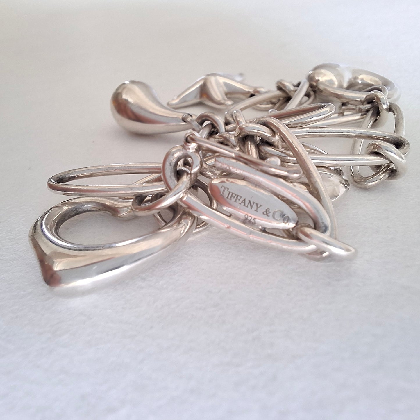 Tiffany & Co Elsa Peretti Design Charmarmband mit fünf Anhängern aus Sterlingsilber