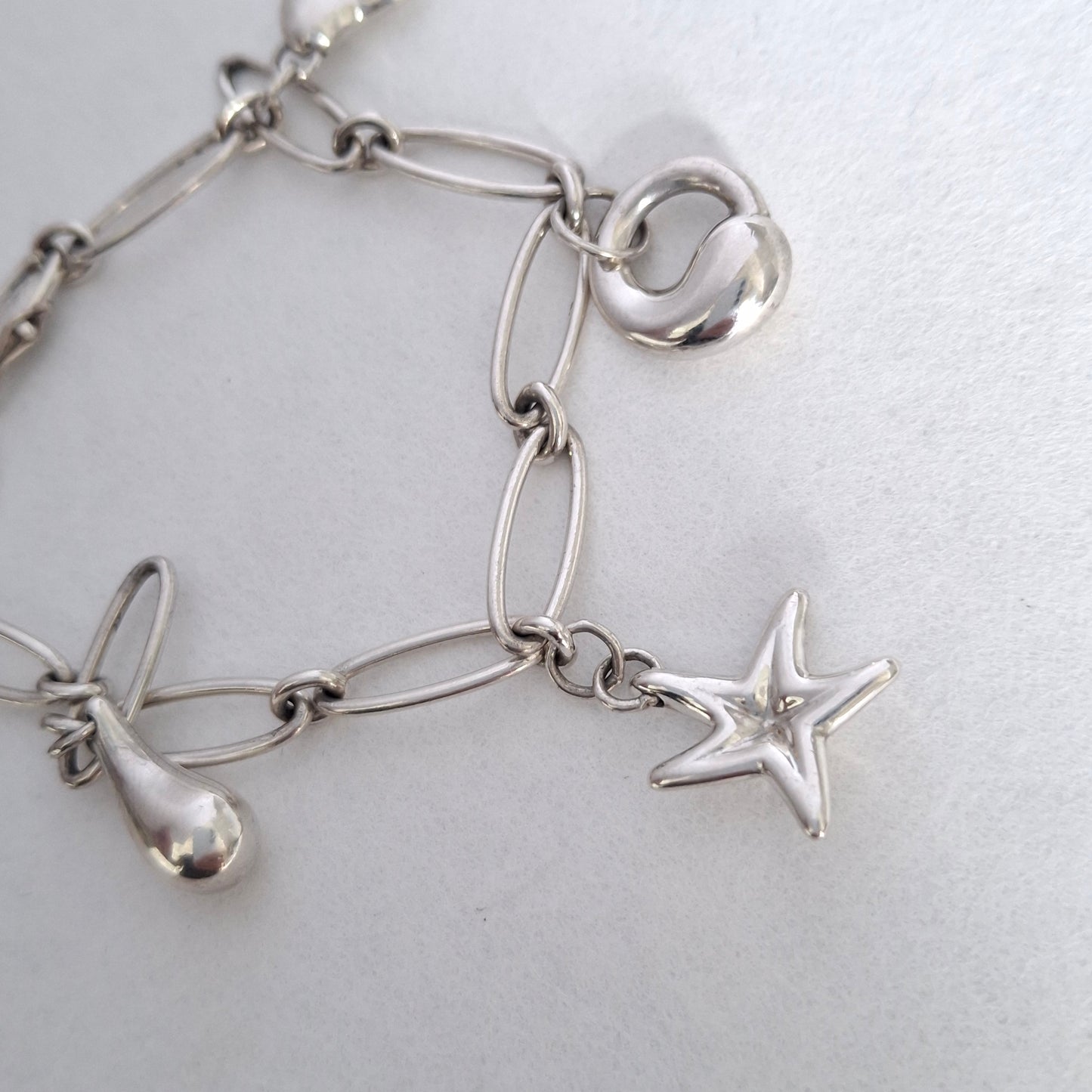 Tiffany & Co Elsa Peretti Design Charmarmband mit fünf Anhängern aus Sterlingsilber