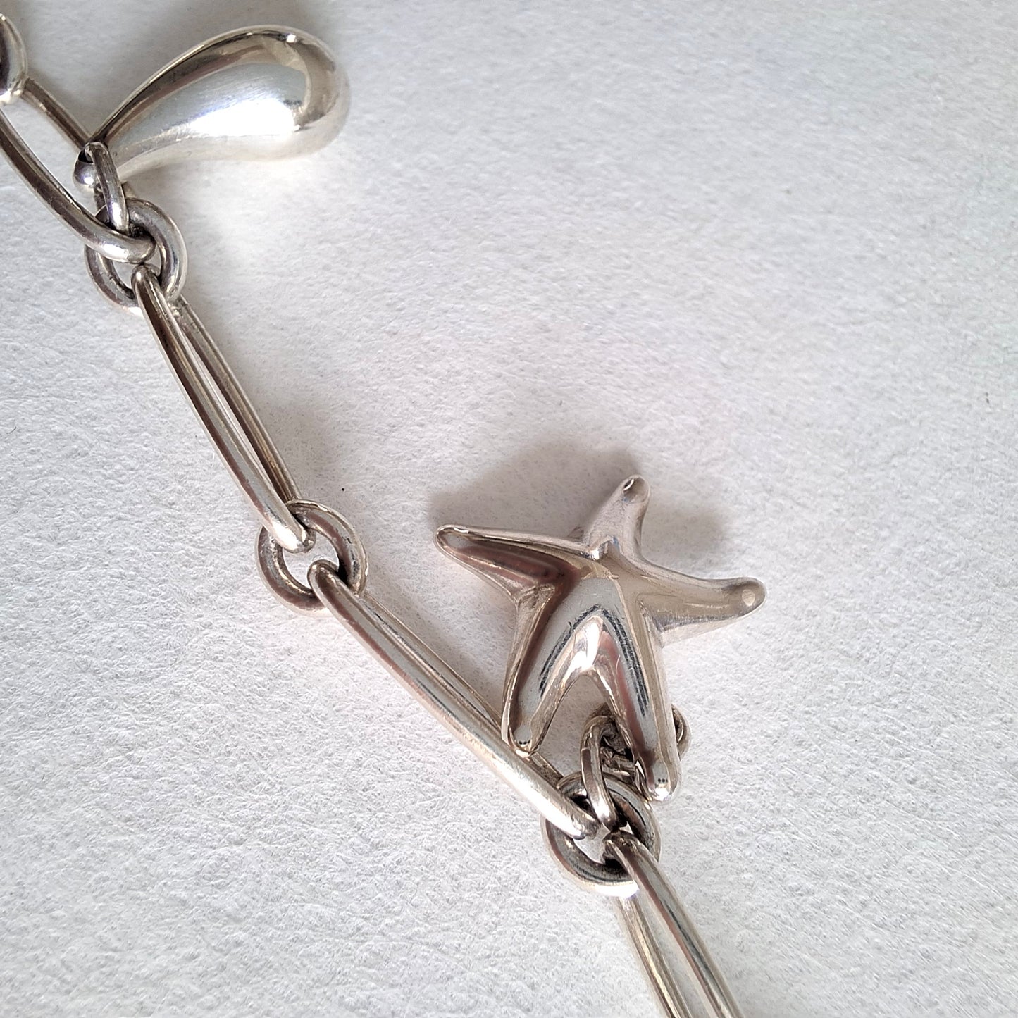 Tiffany & Co Elsa Peretti Design Charmarmband mit fünf Anhängern aus Sterlingsilber
